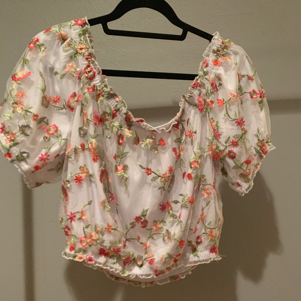 Cropped flowery shirt